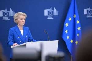 Von der Leyen promite 2 miliarde de euro pentru dronele destinate Ucrainei şi propune un împrumut pentru reparaţii